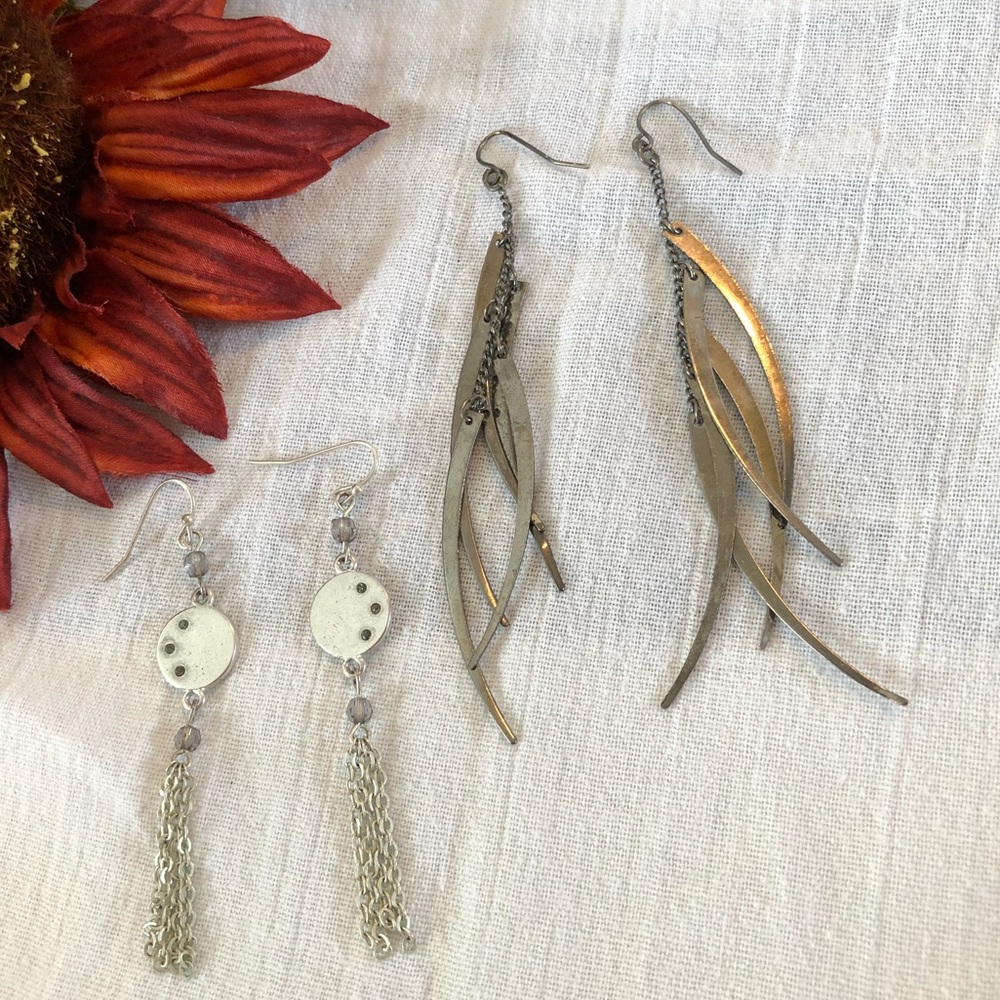 2 pairs of dangle earrings